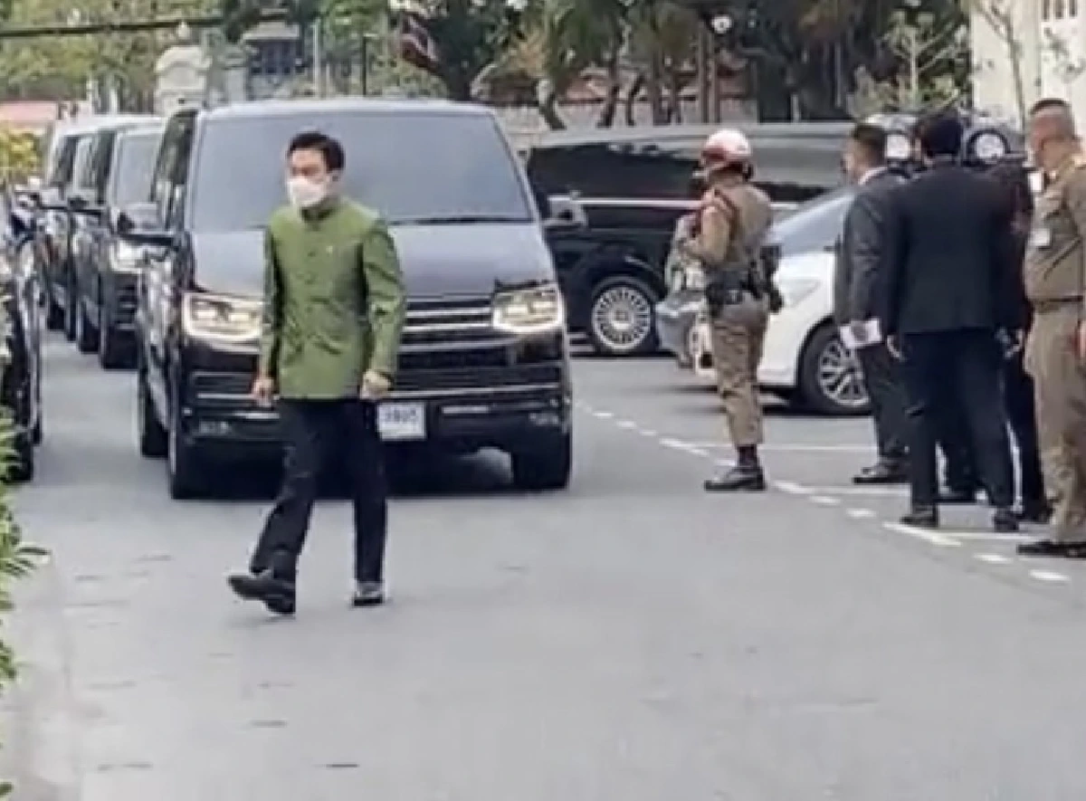 ครม.รดน้ำสงกรานต์นายกฯ "ประวิตร" แจงป้ายสวัสดีปีใหม่ไม่ใช่หาเสียง