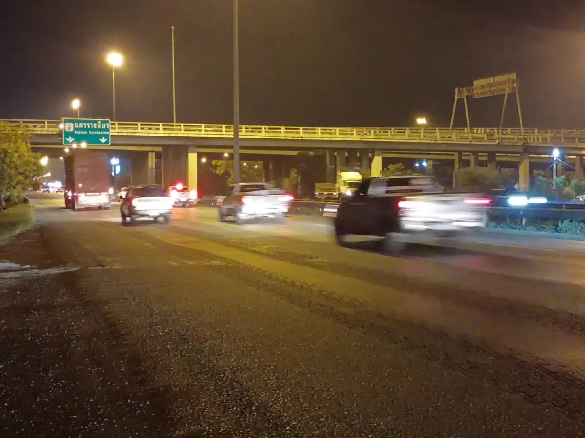 ถนนมิตรภาพมุ่งสู่ภาคอีสานรถหนาแน่นติดขัดบางช่วง