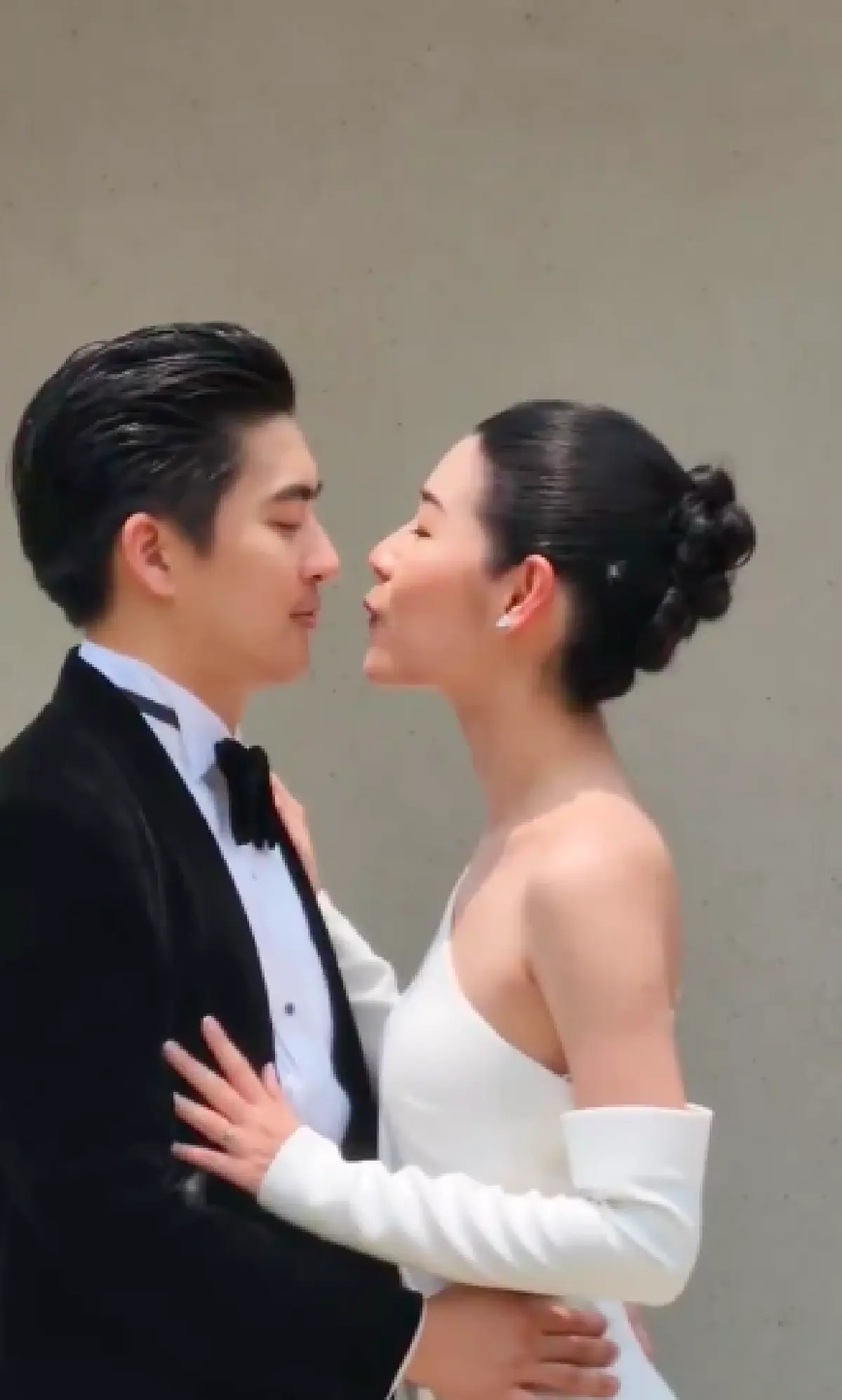 “น็อต อัครณัฐ” จับมือแฟนสาวเข้าพิธีวิวาห์สุดโรแมนติก!