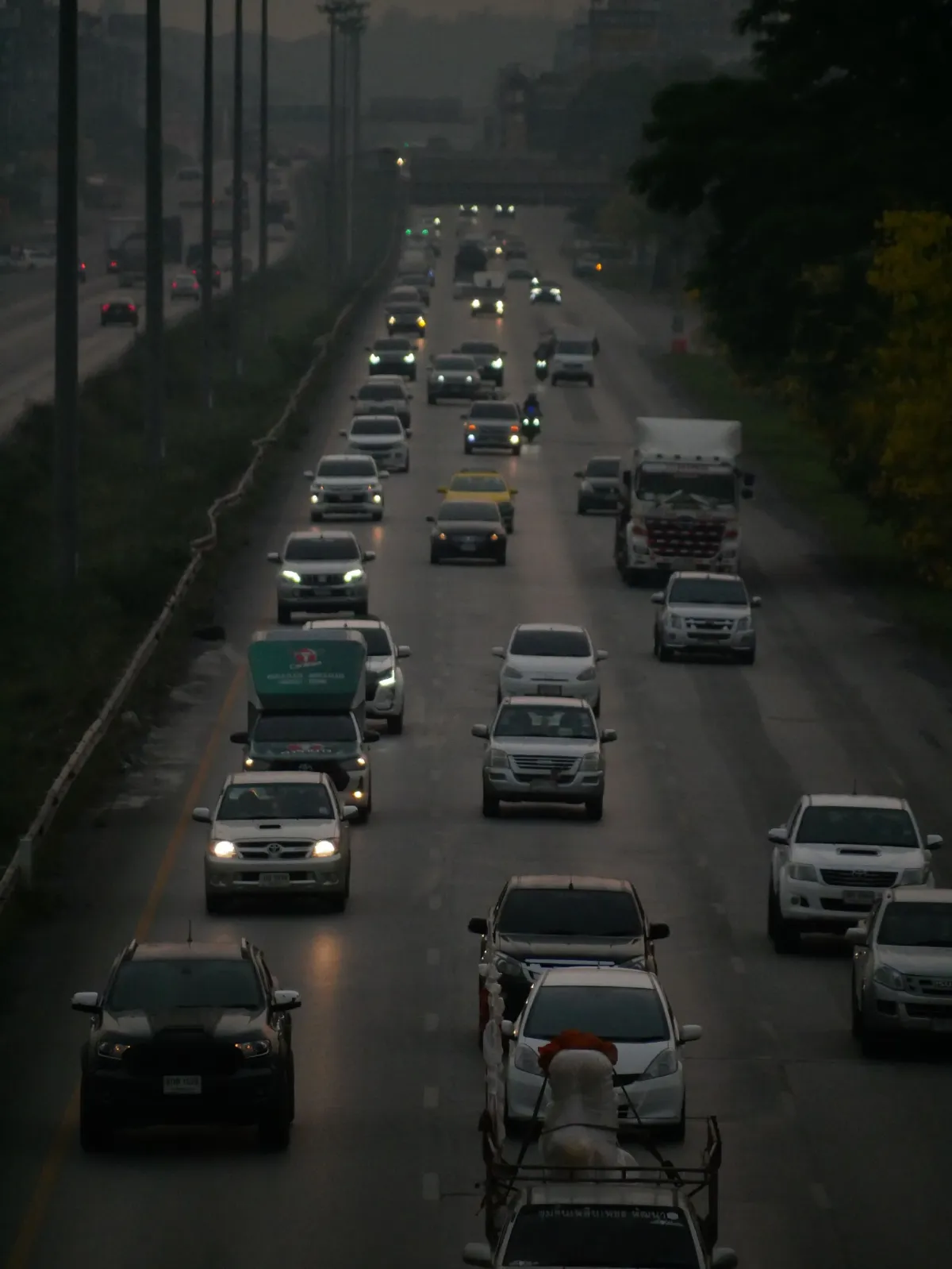 ถนนมิตรภาพมุ่งสู่ภาคอีสานรถหนาแน่นติดขัดบางช่วง