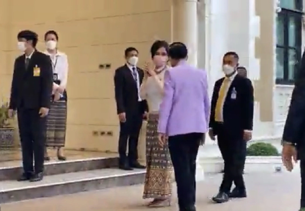 ครม.รดน้ำสงกรานต์นายกฯ "ประวิตร" แจงป้ายสวัสดีปีใหม่ไม่ใช่หาเสียง