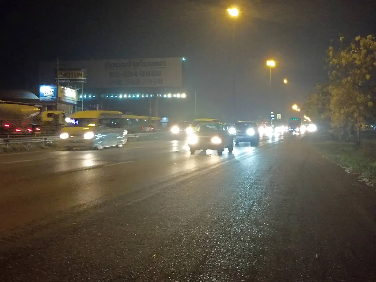 ถนนมิตรภาพมุ่งสู่ภาคอีสานรถหนาแน่นติดขัดบางช่วง