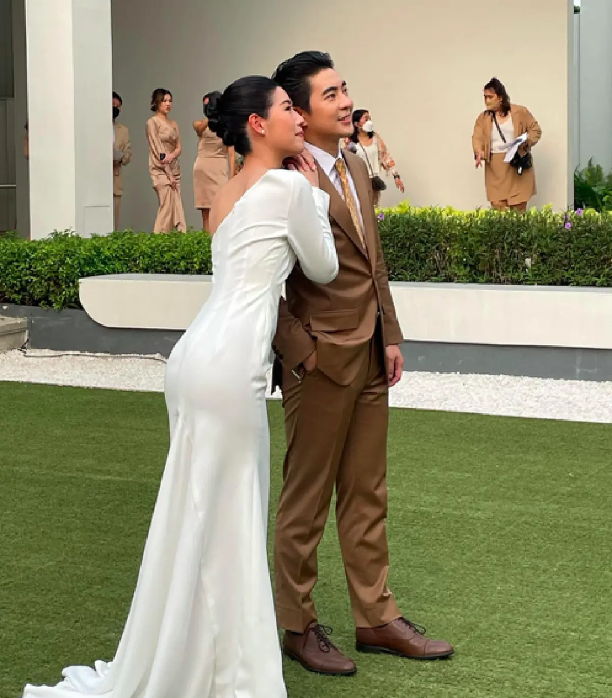 “น็อต อัครณัฐ” จับมือแฟนสาวเข้าพิธีวิวาห์สุดโรแมนติก!