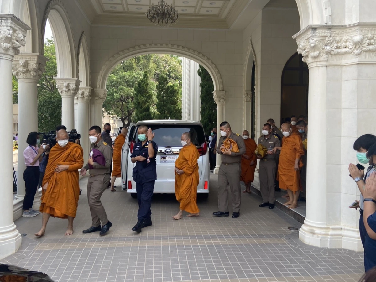ครม.รดน้ำสงกรานต์นายกฯ "ประวิตร" แจงป้ายสวัสดีปีใหม่ไม่ใช่หาเสียง