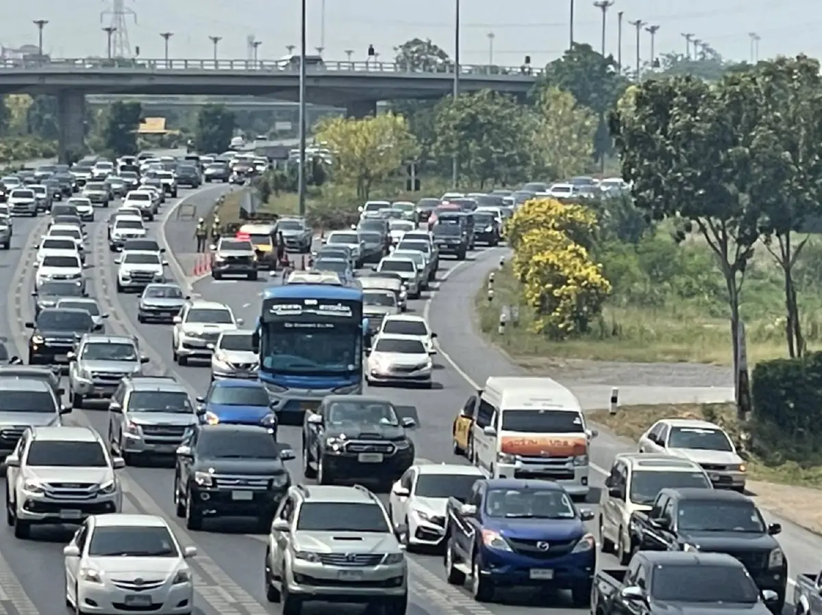 เลี่ยงได้เลี่ยง!ถนนสายเอเซียช่วงวงแหวนบางปะหันรถติดอย่างหนัก