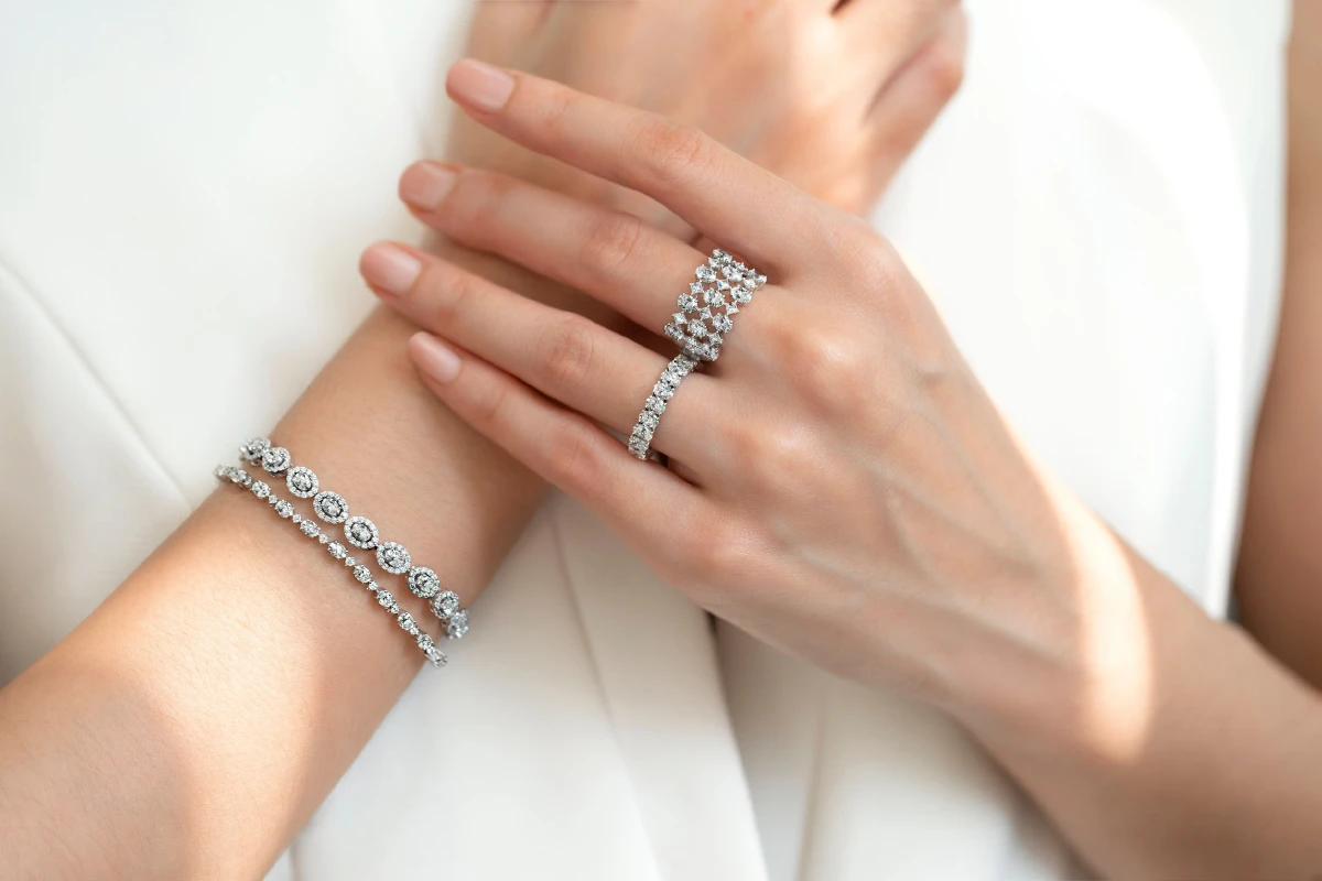 จุดประกายความแวววาวให้กับฤดูร้อน ด้วย THE PROMISE OVAL DIAMOND COLLECTION