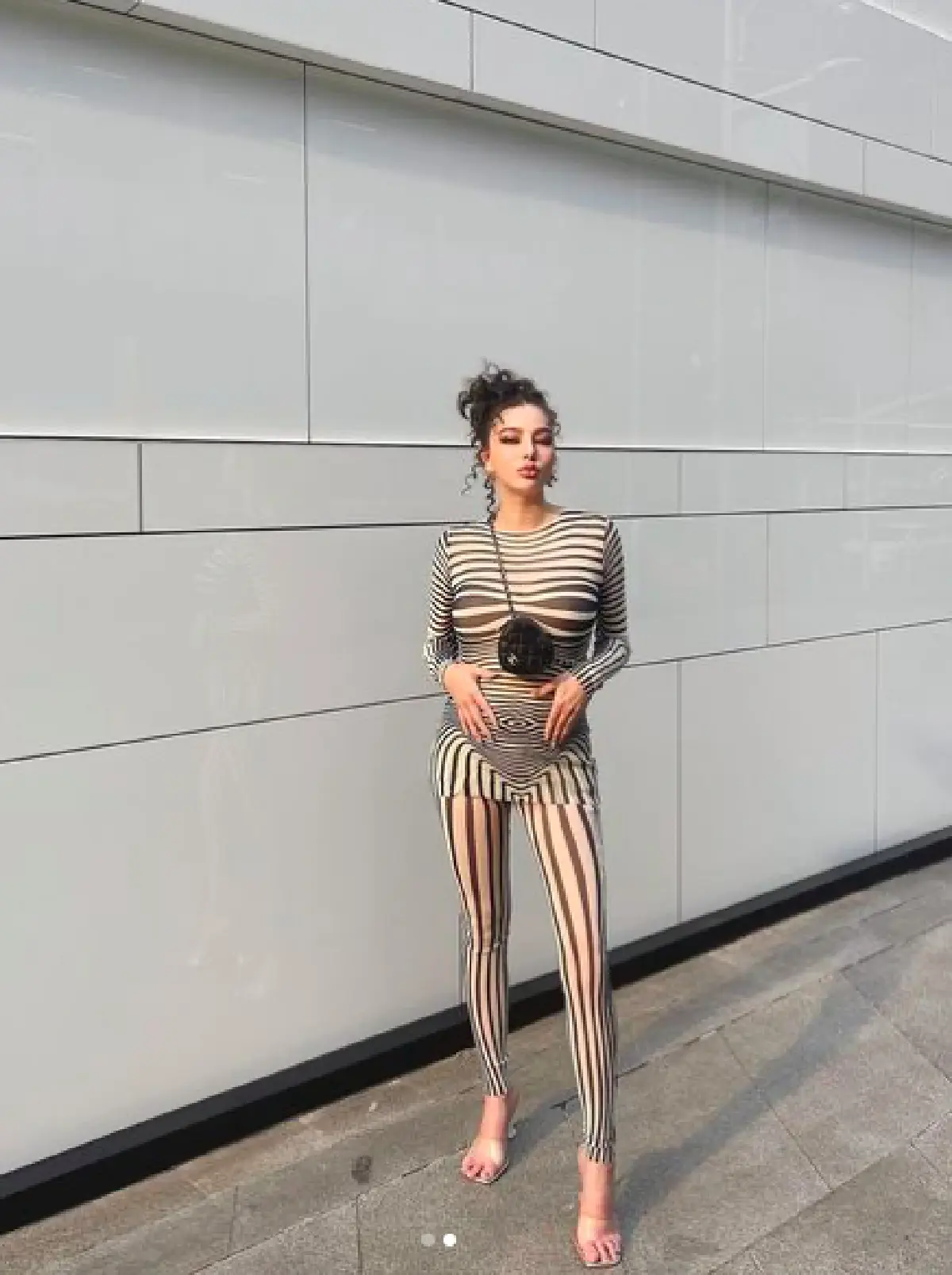 แฟชั่นคนท้องเริ่ม! “ดิว อริสรา” กับชุดม้าลายรัดรูปสุดแซ่บ