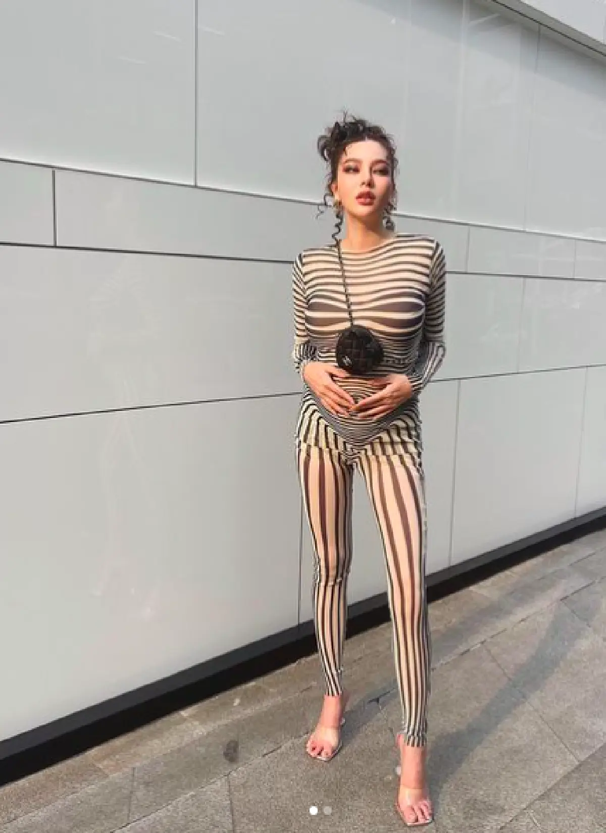 แฟชั่นคนท้องเริ่ม! “ดิว อริสรา” กับชุดม้าลายรัดรูปสุดแซ่บ