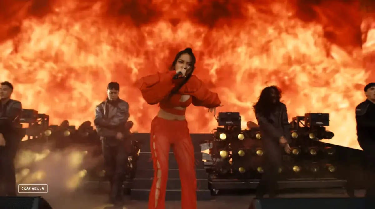 “มิลลิ” ฟาดท่อนแรปไทย-กินข้าวเหนียวมะม่วงโชว์บนเวทีใหญ่ 