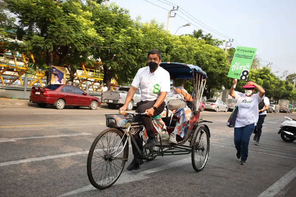 "ชัชชาติ" ฟิตเปรี๊ยะ ปั่นสามล้อถีบขอคะแนน