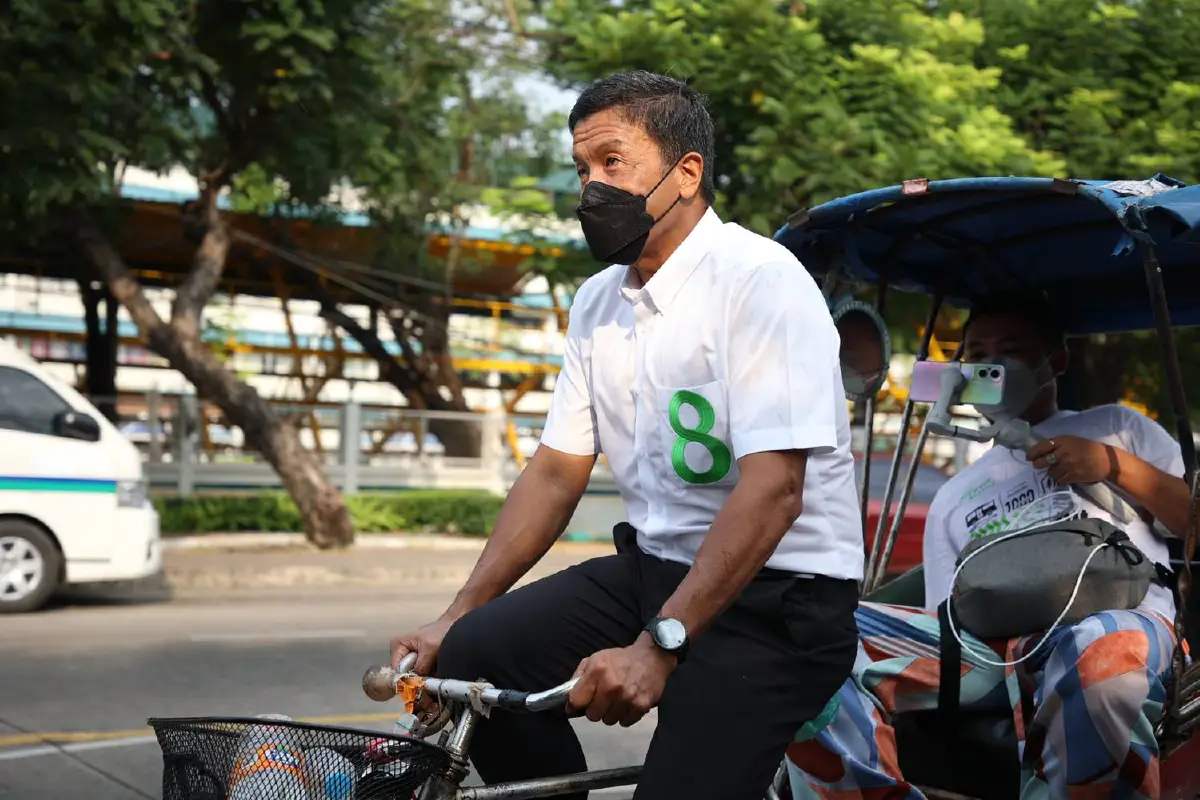 "ชัชชาติ" ฟิตเปรี๊ยะ ปั่นสามล้อถีบขอคะแนน