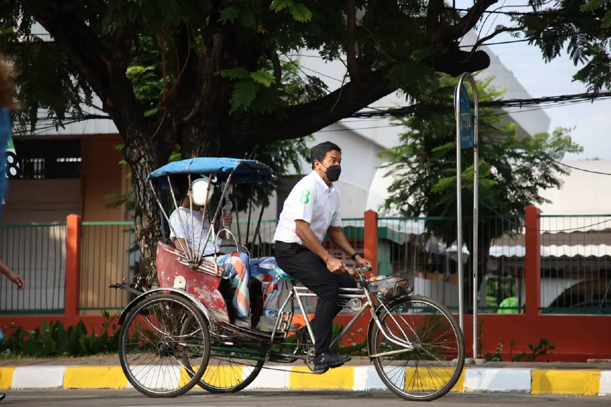 "ชัชชาติ" ฟิตเปรี๊ยะ ปั่นสามล้อถีบขอคะแนน