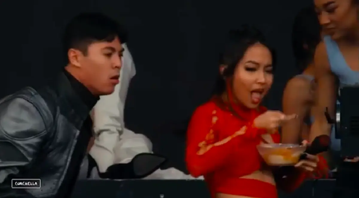 “มิลลิ” ฟาดท่อนแรปไทย-กินข้าวเหนียวมะม่วงโชว์บนเวทีใหญ่ 