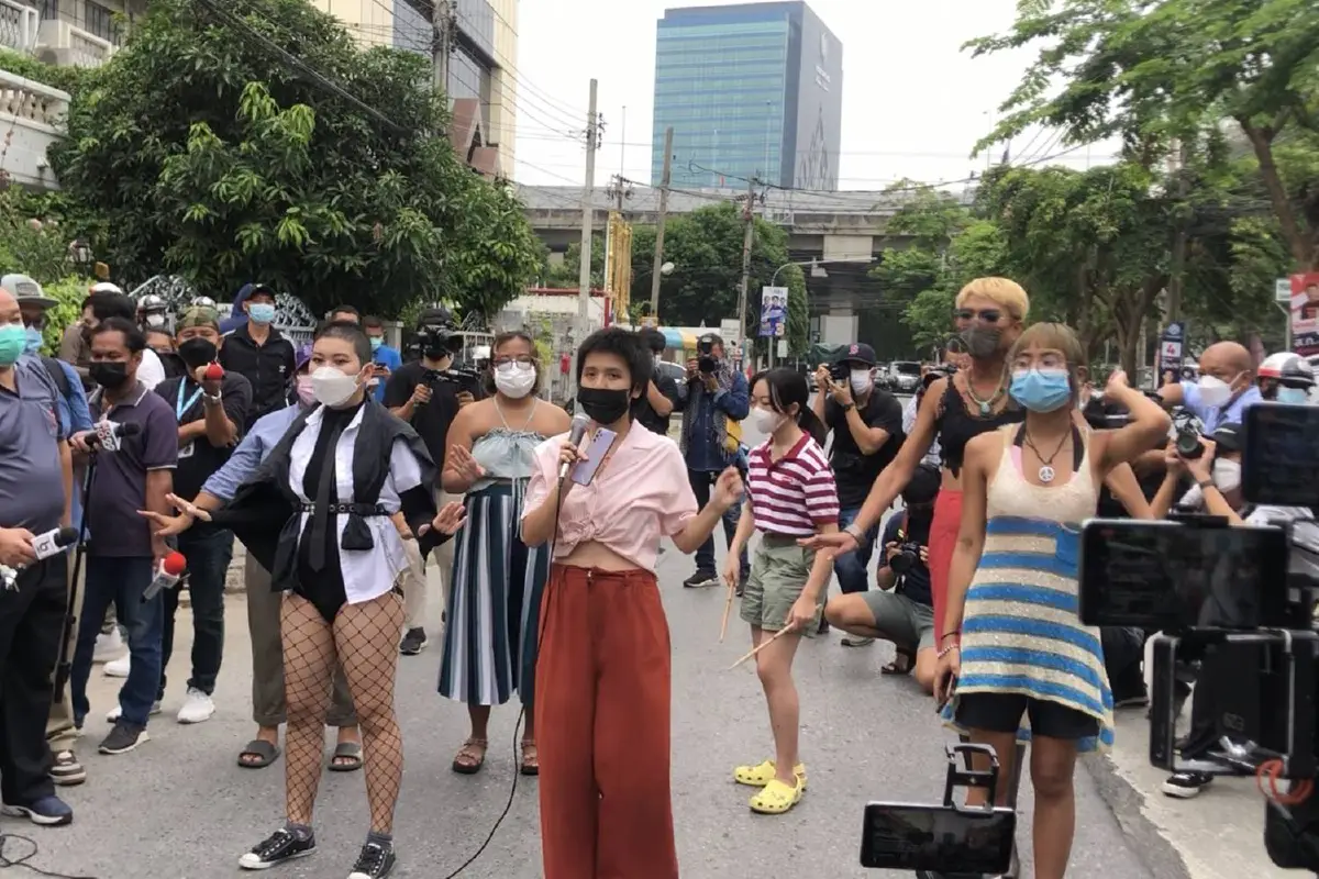 "เฟมินิสต์ปลดแอก" จัดม็อบลุยหน้าปชป.ต้านปมคุกคามทางเพศ