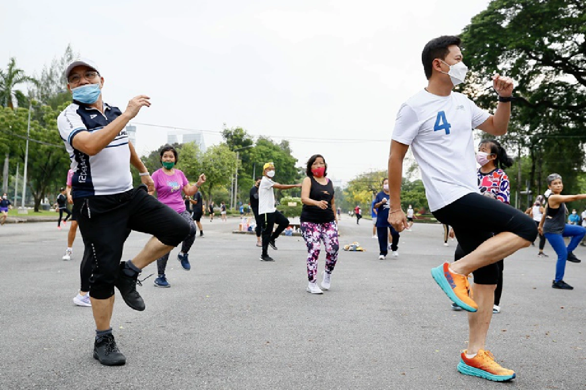 "เอ้ สุชัชวีร์"หาเสียง สวนลุมฯ ชี้ พื้นที่สีเขียวคนต้องเข้าถึงได้ง่ายผู้สมัคร