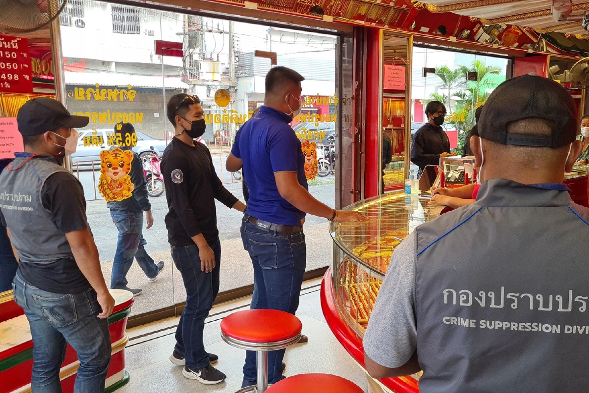 กองปราบคุมตัวโจรชิงทองทำแผนมูลเหตุจูงใจติดหนี้พนันออนไลน์