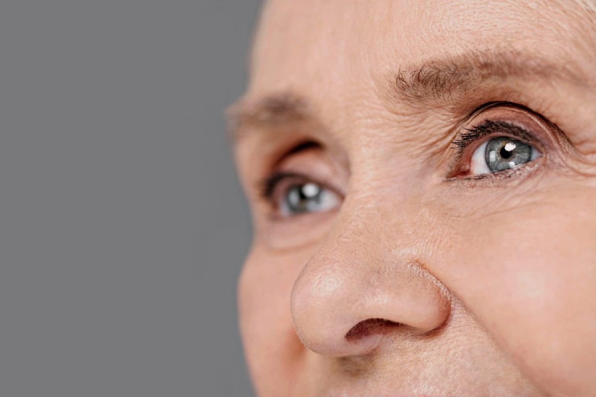 'โรคต้อกระจก' ดวงตาพร่ามัวในผู้สูงอายุ