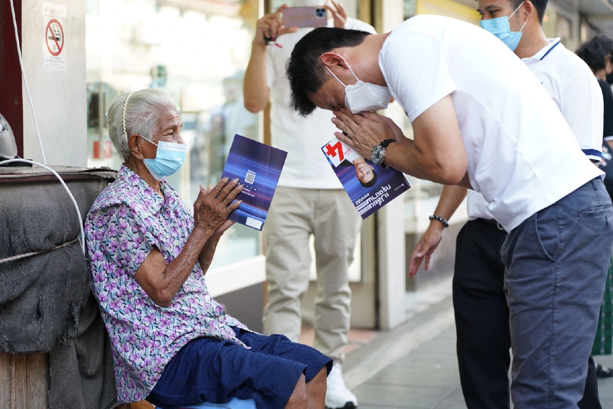 "เอ้ สุชัชวีร์"ชูนโยบายผู้ค้าแผงลอยขายของได้ทุกวัน