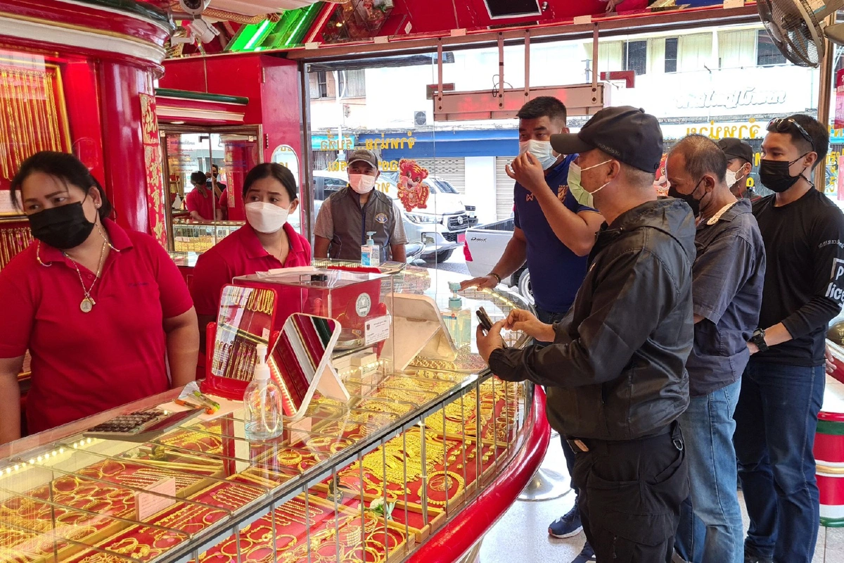 กองปราบคุมตัวโจรชิงทองทำแผนมูลเหตุจูงใจติดหนี้พนันออนไลน์