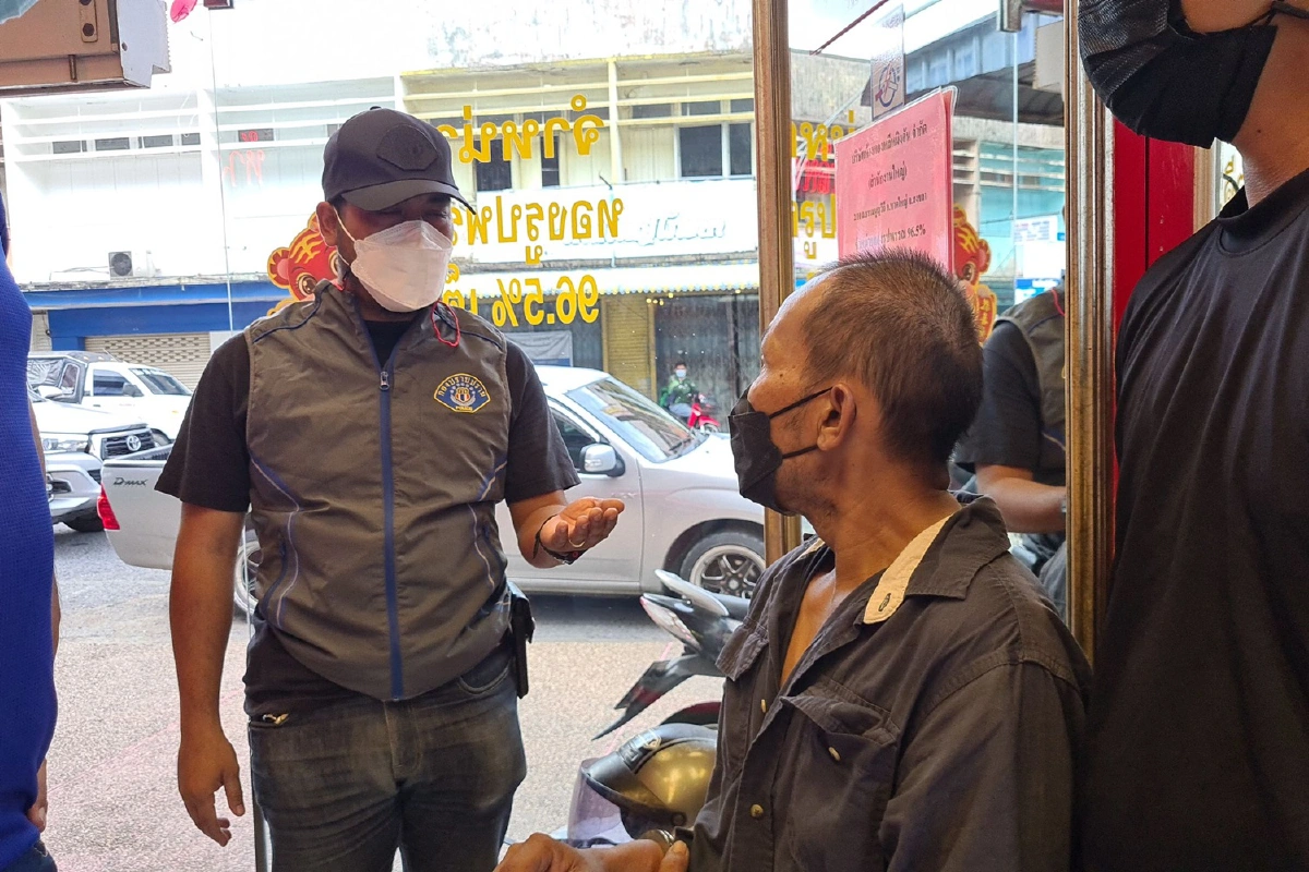 กองปราบคุมตัวโจรชิงทองทำแผนมูลเหตุจูงใจติดหนี้พนันออนไลน์