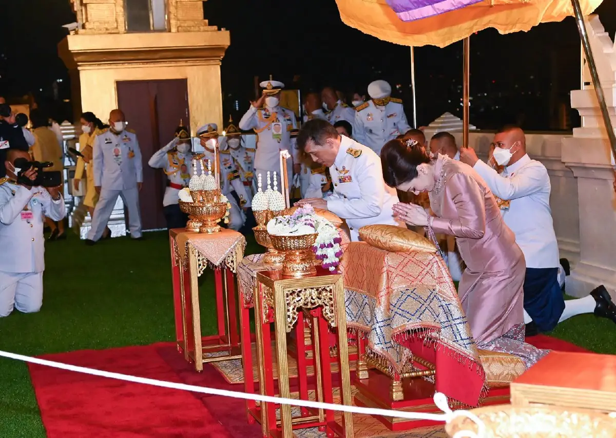"ในหลวง-พระราชินี"เสด็จฯทรงสักการะพระบรมสารีริกธาตุ ณ พระบรมบรรพต