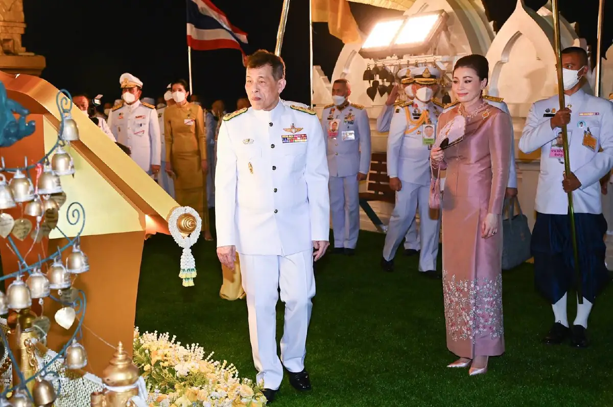 "ในหลวง-พระราชินี"เสด็จฯทรงสักการะพระบรมสารีริกธาตุ ณ พระบรมบรรพต