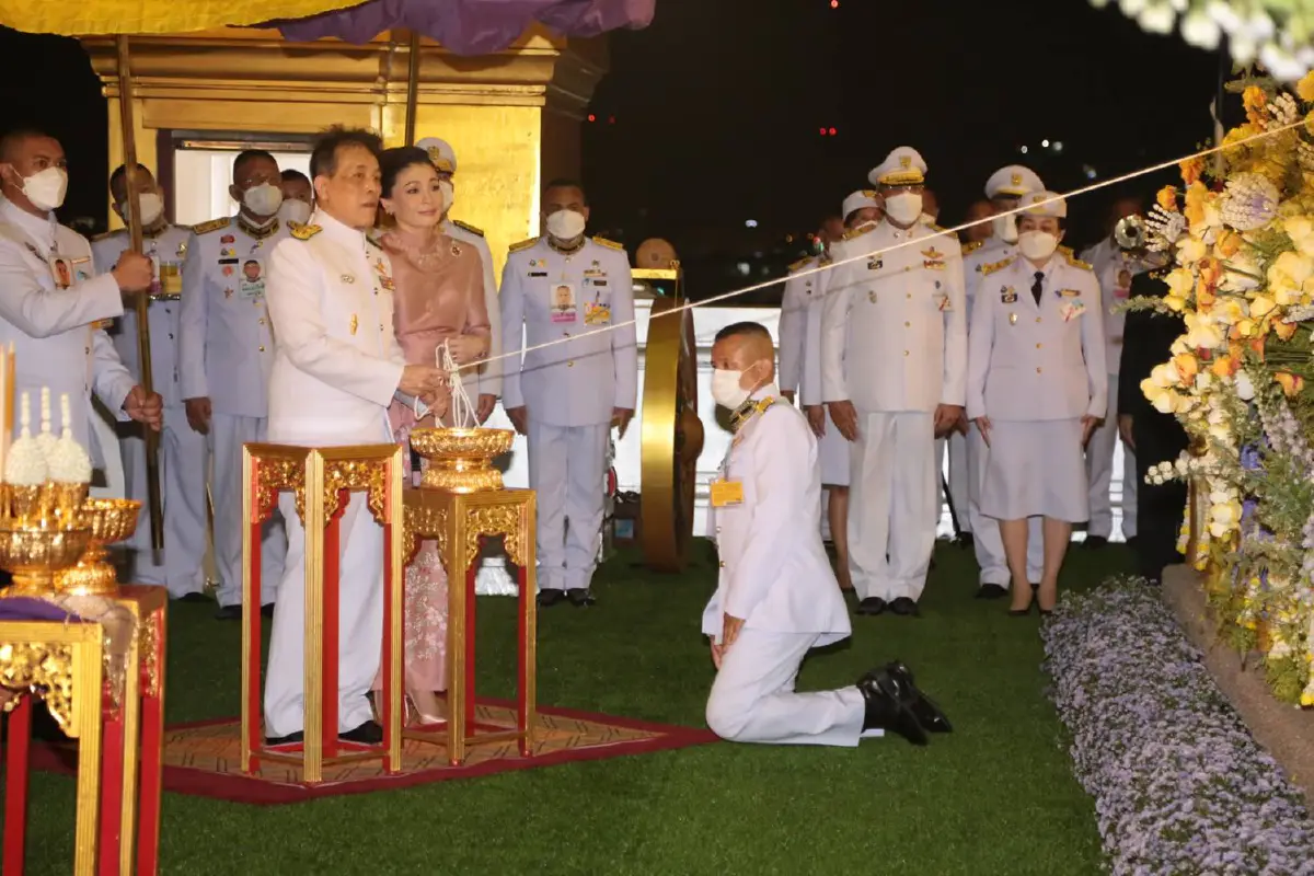 "ในหลวง-พระราชินี"เสด็จฯทรงสักการะพระบรมสารีริกธาตุ ณ พระบรมบรรพต