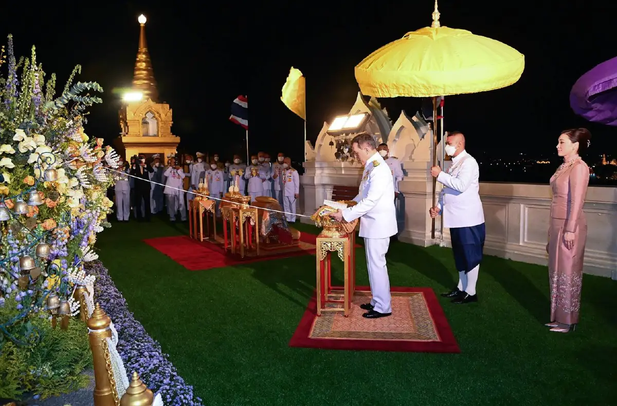 "ในหลวง-พระราชินี"เสด็จฯทรงสักการะพระบรมสารีริกธาตุ ณ พระบรมบรรพต