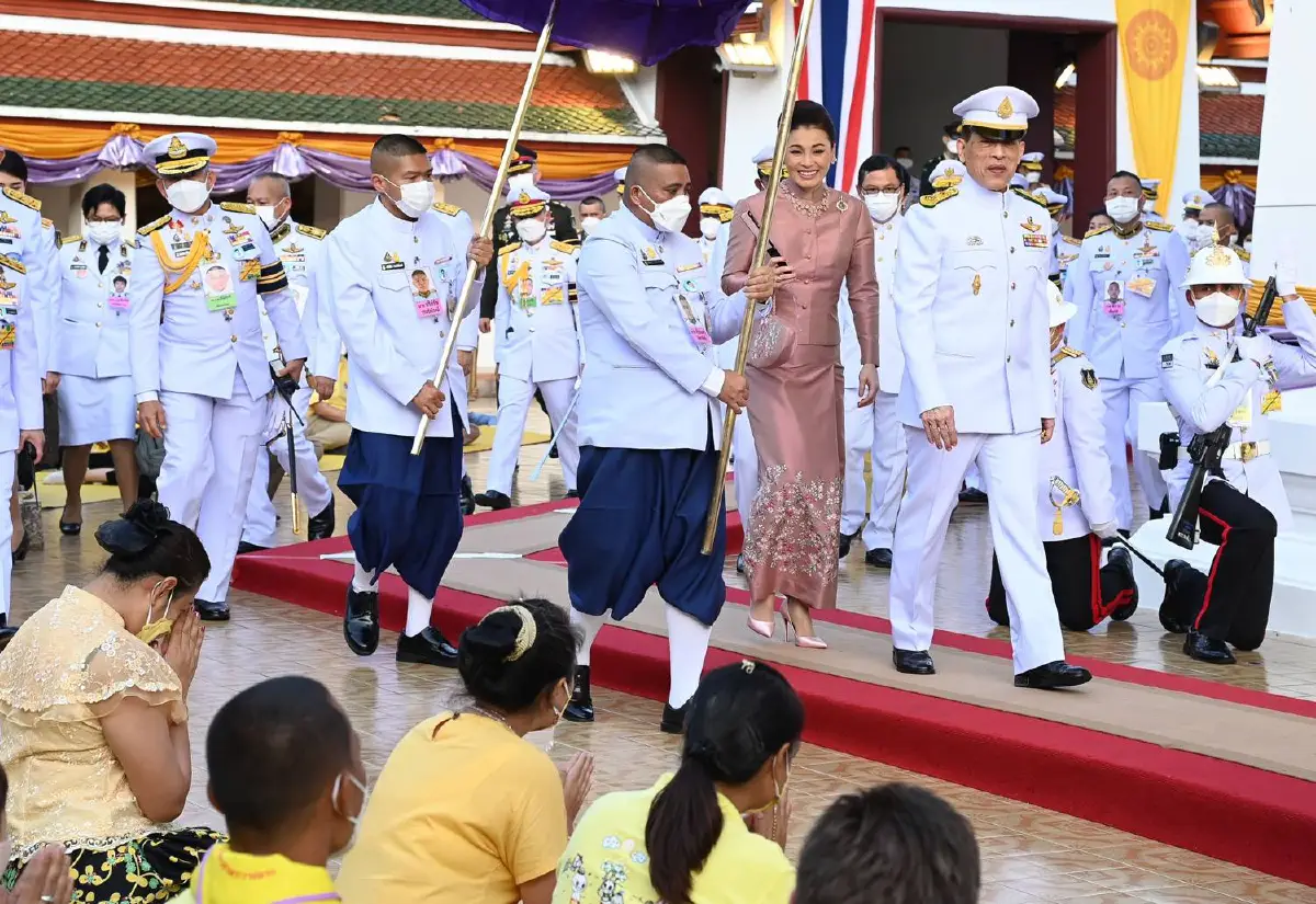 "ในหลวง-พระราชินี"เสด็จฯทรงสักการะพระบรมสารีริกธาตุ ณ พระบรมบรรพต