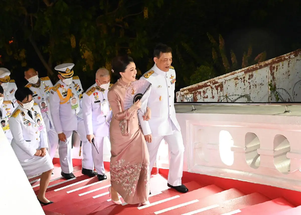 "ในหลวง-พระราชินี"เสด็จฯทรงสักการะพระบรมสารีริกธาตุ ณ พระบรมบรรพต