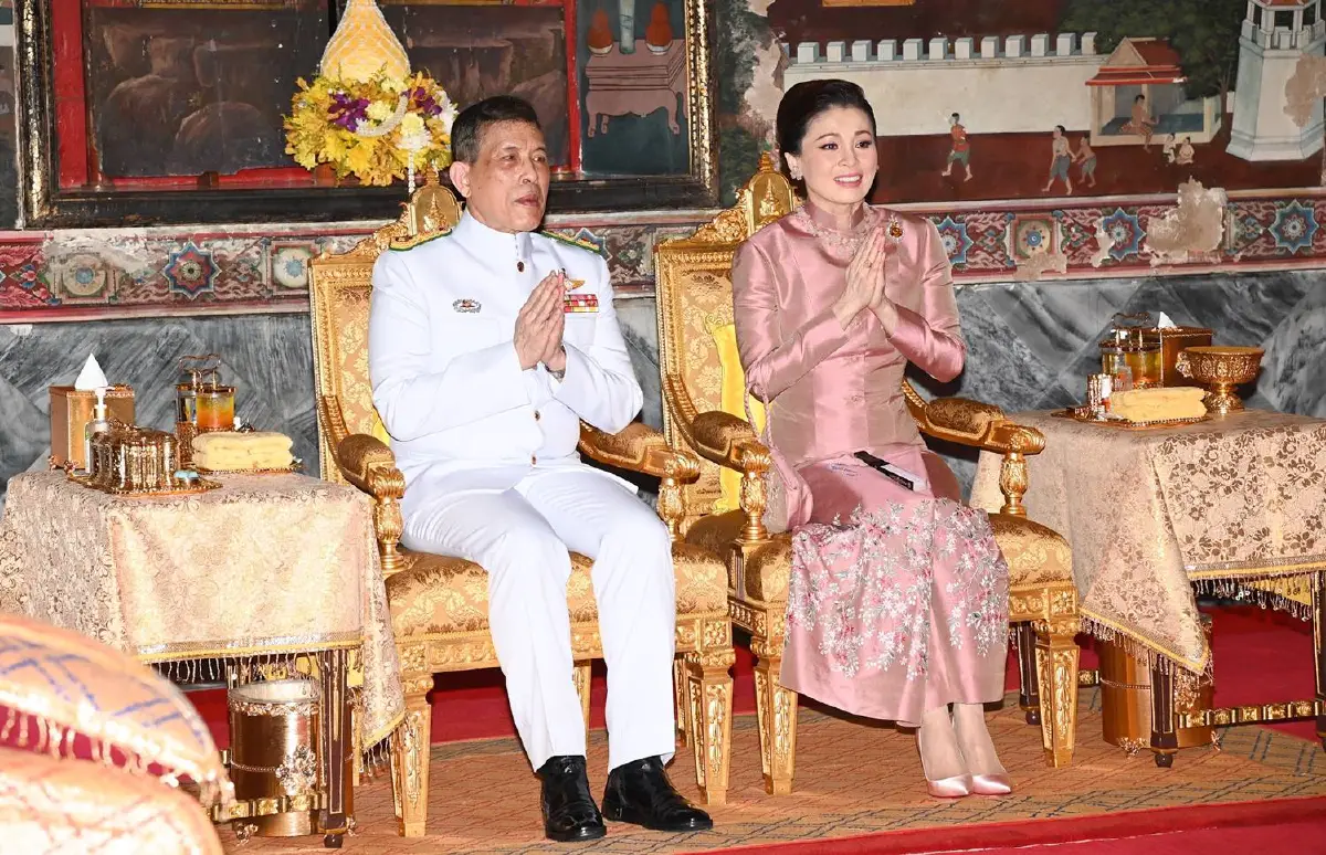 "ในหลวง-พระราชินี"เสด็จฯทรงสักการะพระบรมสารีริกธาตุ ณ พระบรมบรรพต