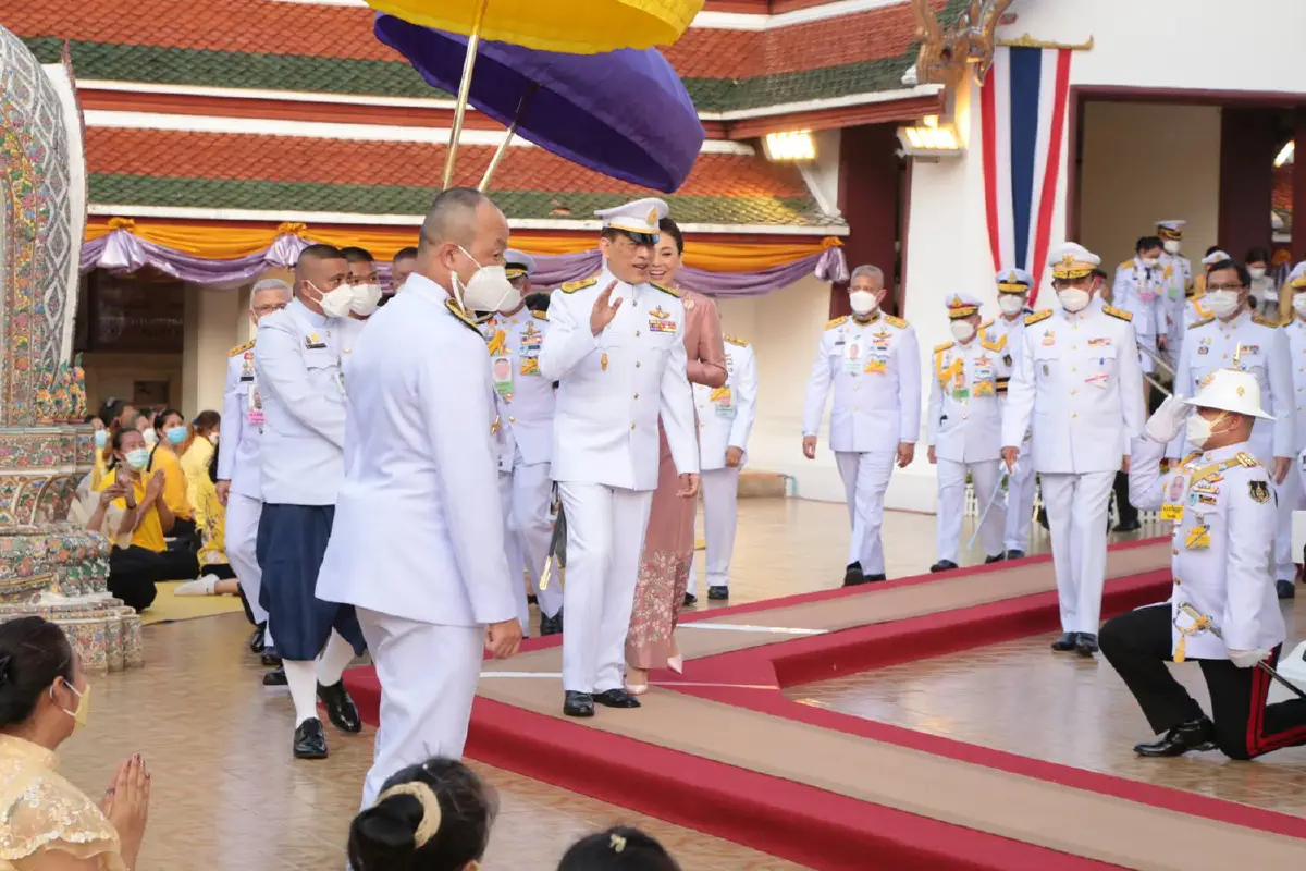 "ในหลวง-พระราชินี"เสด็จฯทรงสักการะพระบรมสารีริกธาตุ ณ พระบรมบรรพต