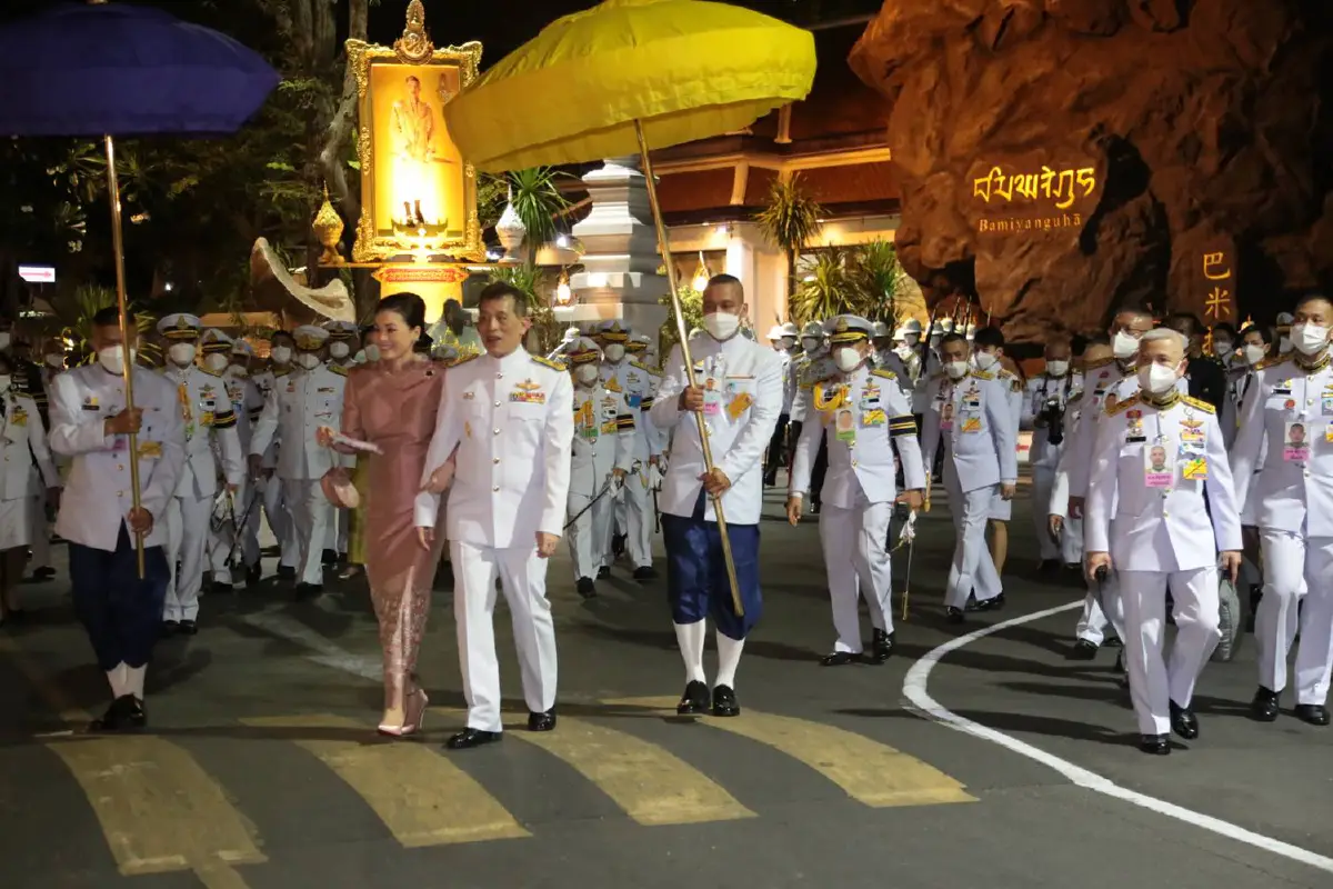 "ในหลวง-พระราชินี"เสด็จฯทรงสักการะพระบรมสารีริกธาตุ ณ พระบรมบรรพต