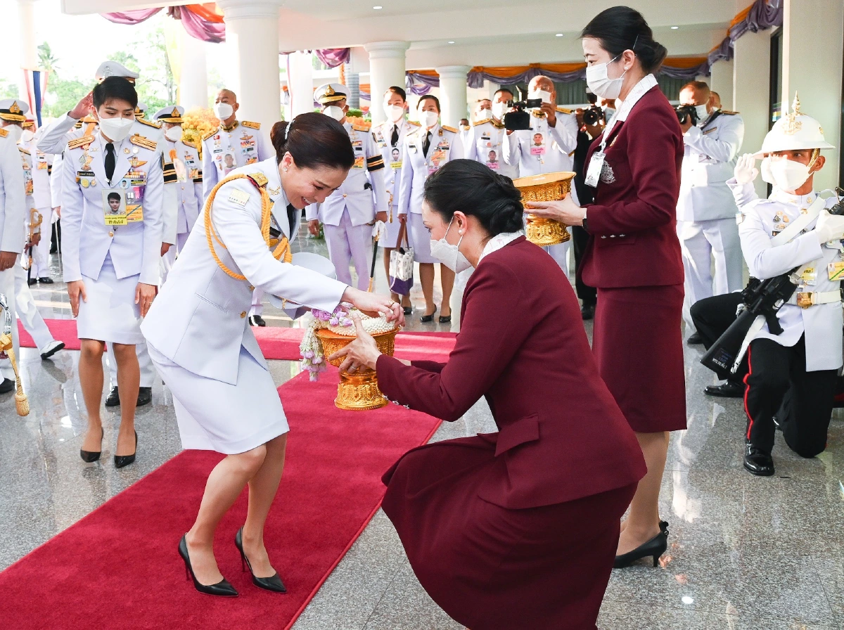 "ในหลวง-พระราชินี"เสด็จฯพระราชทานกระบี่นักเรียนนายร้อยตำรวจ 