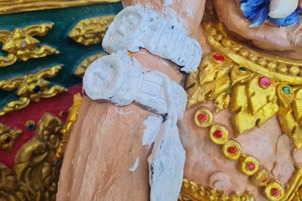 แก้ไขแล้ว!ยักษ์นั่งหลับถือเรือดำน้ำ-สวมนาฬิกา"ยืมเพื่อน"