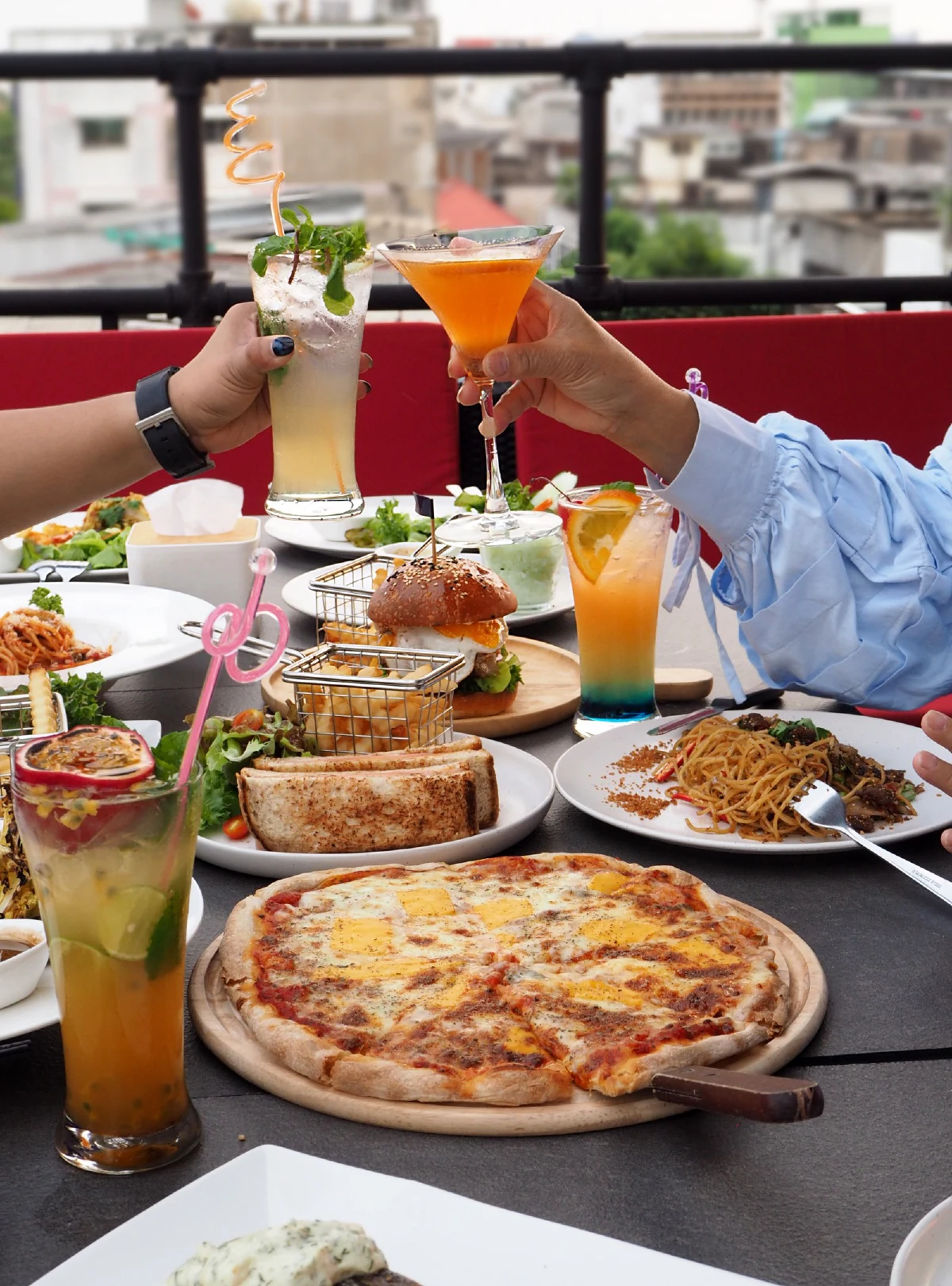 สำเริงอารมณ์บนดาดฟ้ายามราตรี ที่ 'The Press Sky Bar'