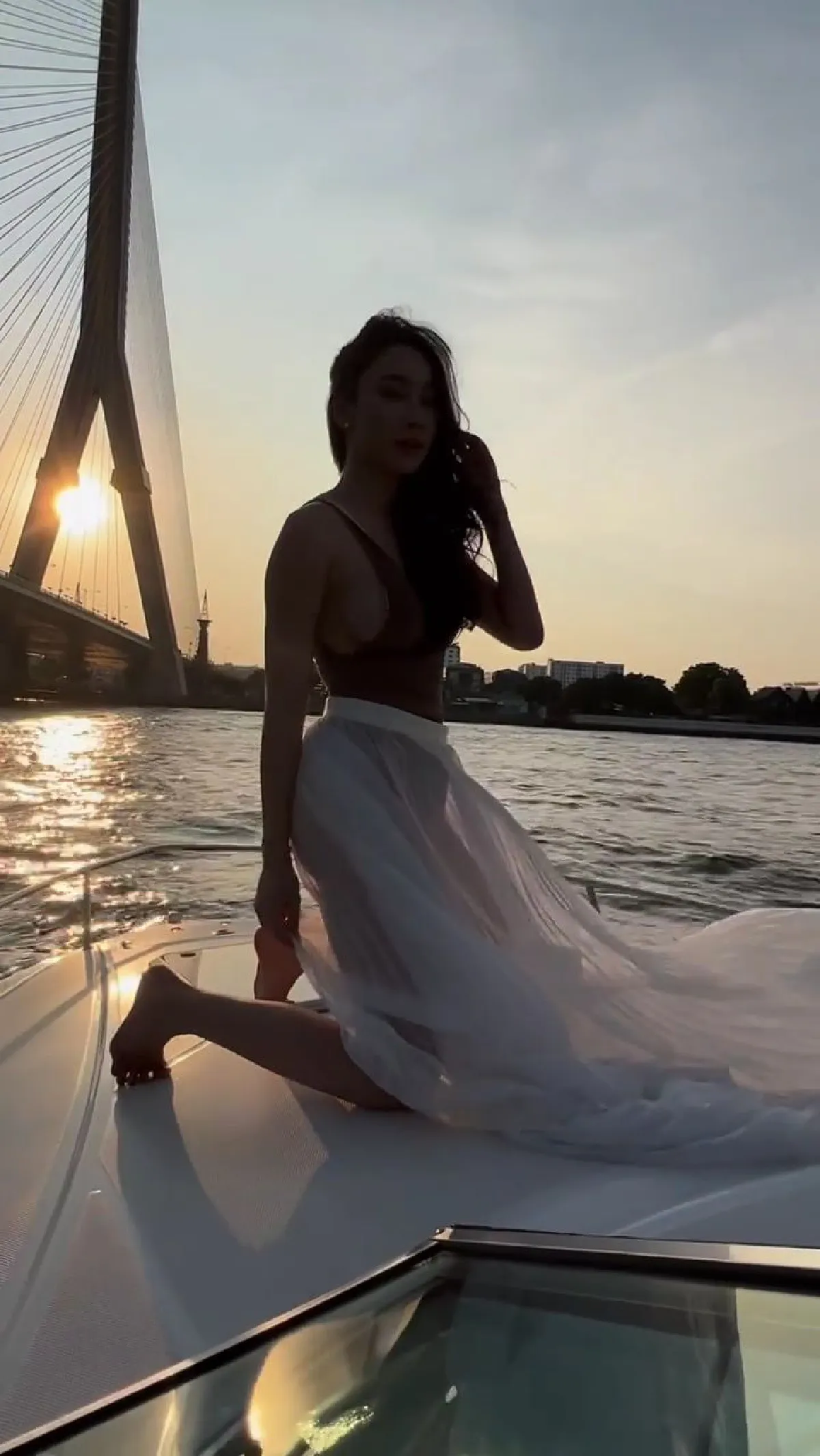 “น้ำเพชร” ล่องเรือสุดชิวพร้อมสวมชุดบอดี้สูทกับกระโปรง ทดลองฉี่ท้ายเรือ