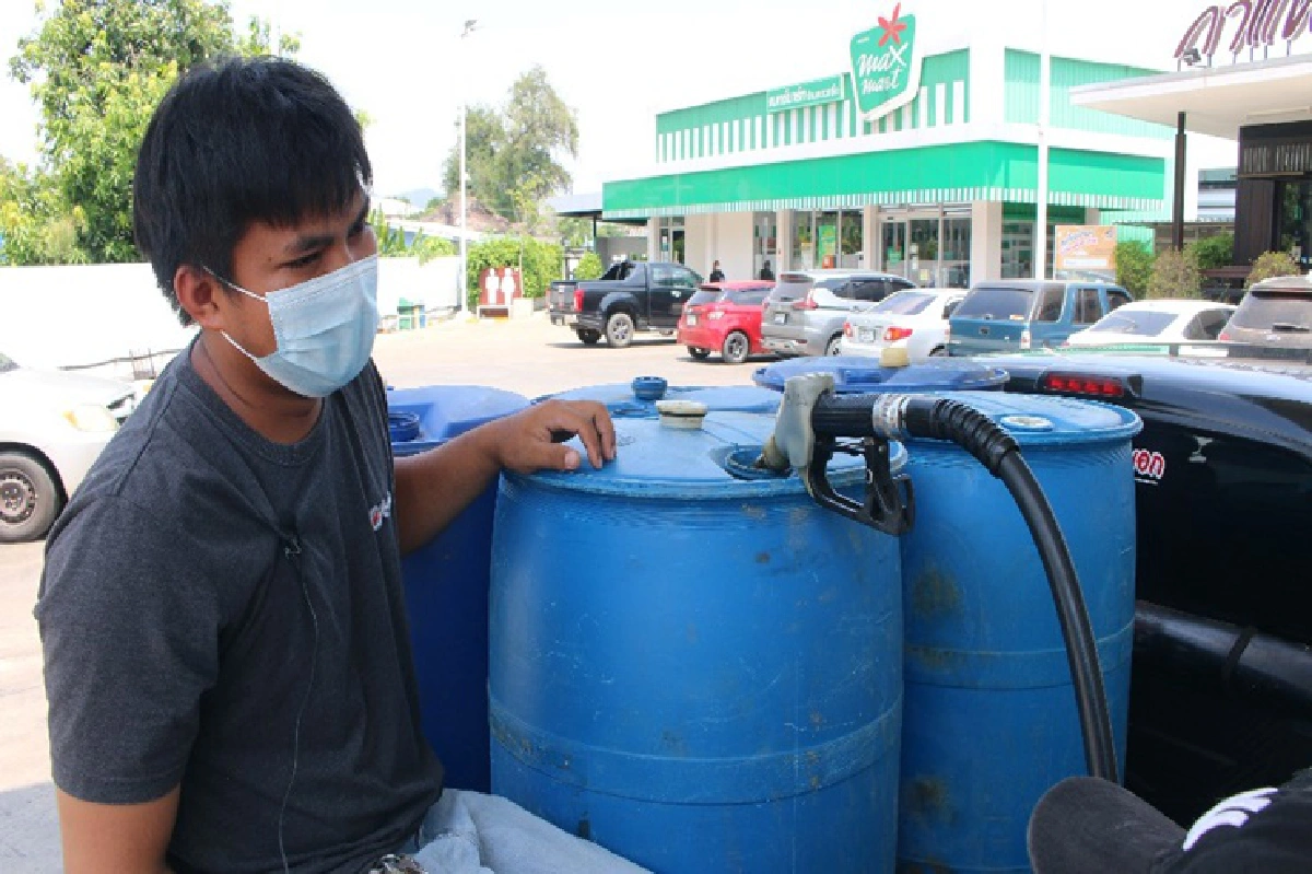 คนแห่เติมน้ำมันดีเซล ก่อนขึ้นราคา 2 บาท/ลิตร พรุ่งนี้