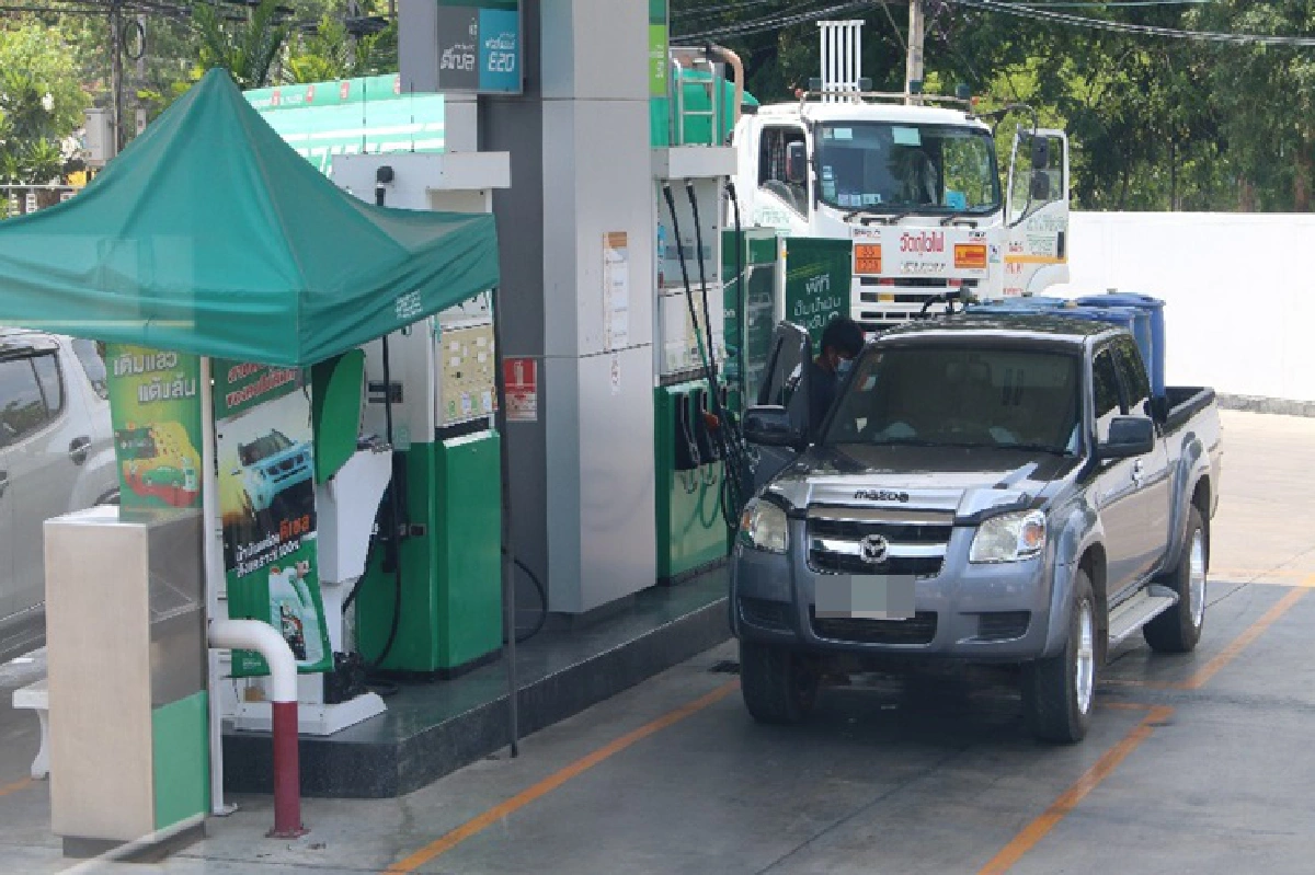 คนแห่เติมน้ำมันดีเซล ก่อนขึ้นราคา 2 บาท/ลิตร พรุ่งนี้