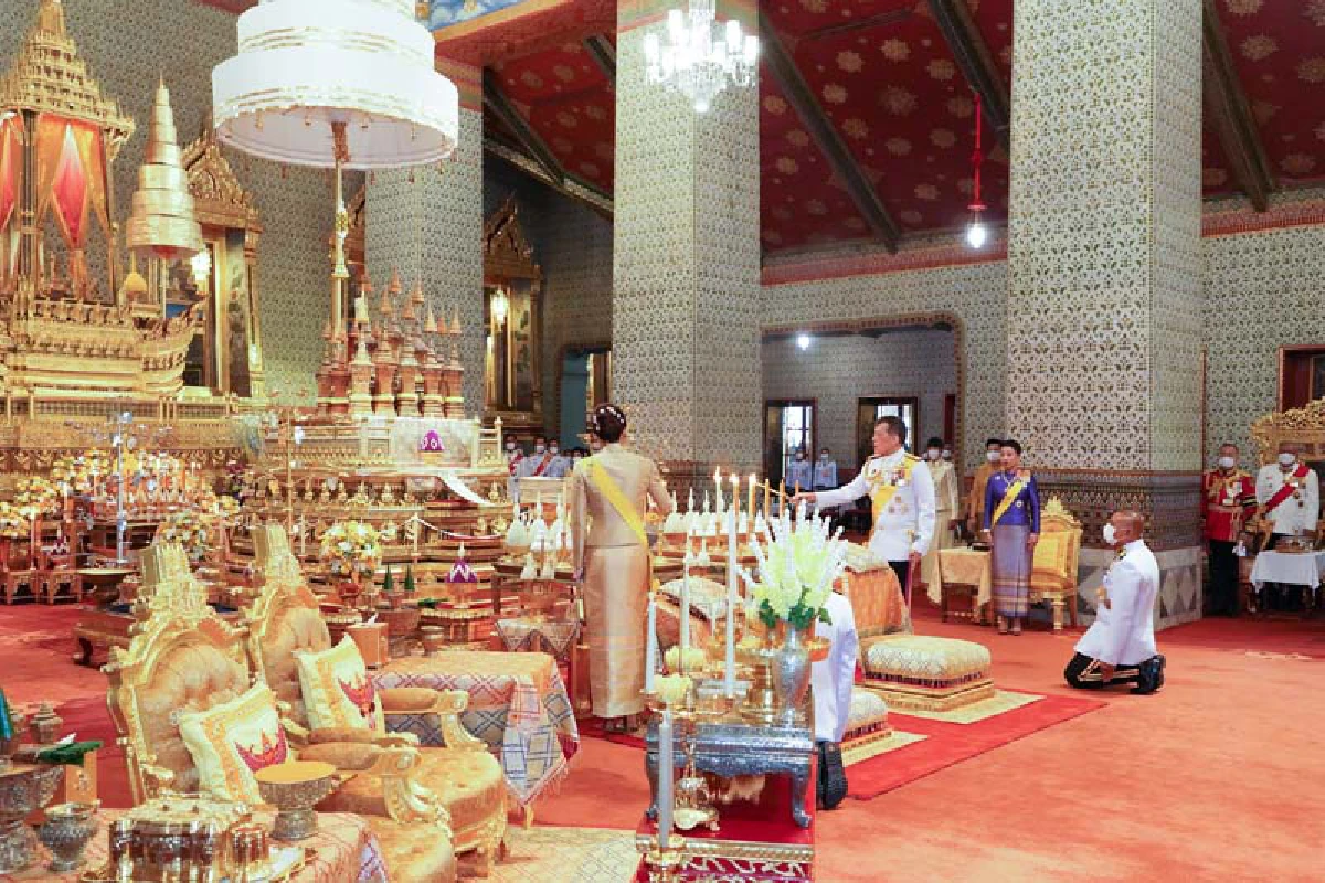 "ในหลวง-พระราชินี"เสด็จฯทรงบำเพ็ญพระราชกุศลในการพระราชพิธีฉัตรมงคล 