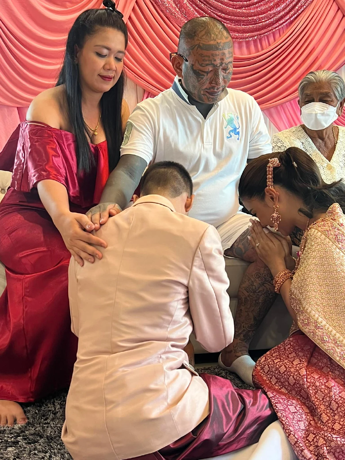 ปลื้มปริ่ม! “จูน” ลูกสาว “เก่ง ลายพราง” จูงมือแฟนหนุ่มเข้าประตูวิวาห์