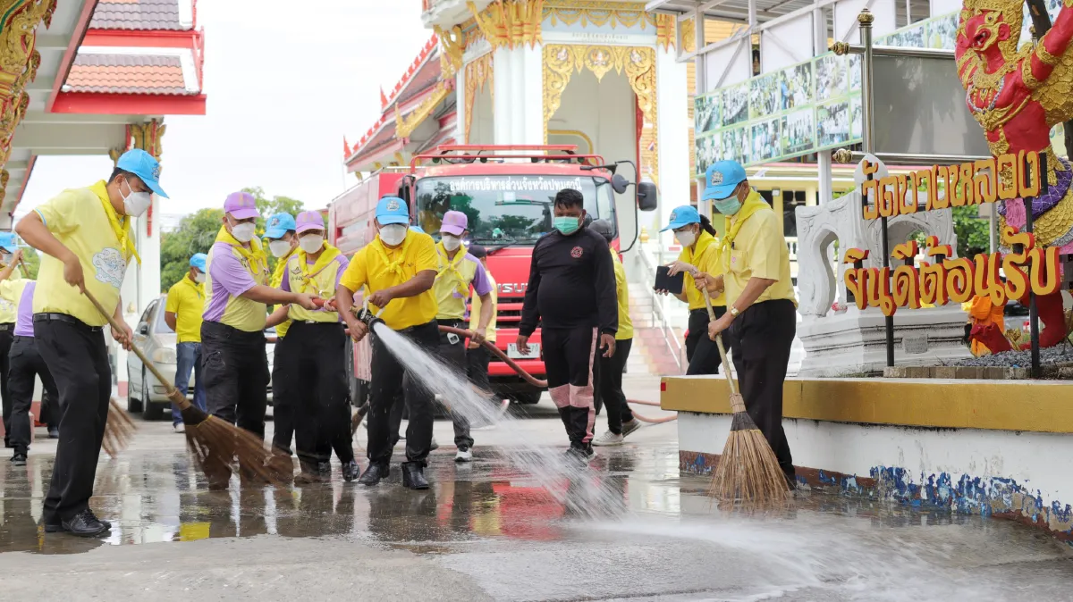 จิตอาสาเมืองปทุมฯร่วมพัฒนาศาสนสถานเนื่องในวันฉัตรมงคล