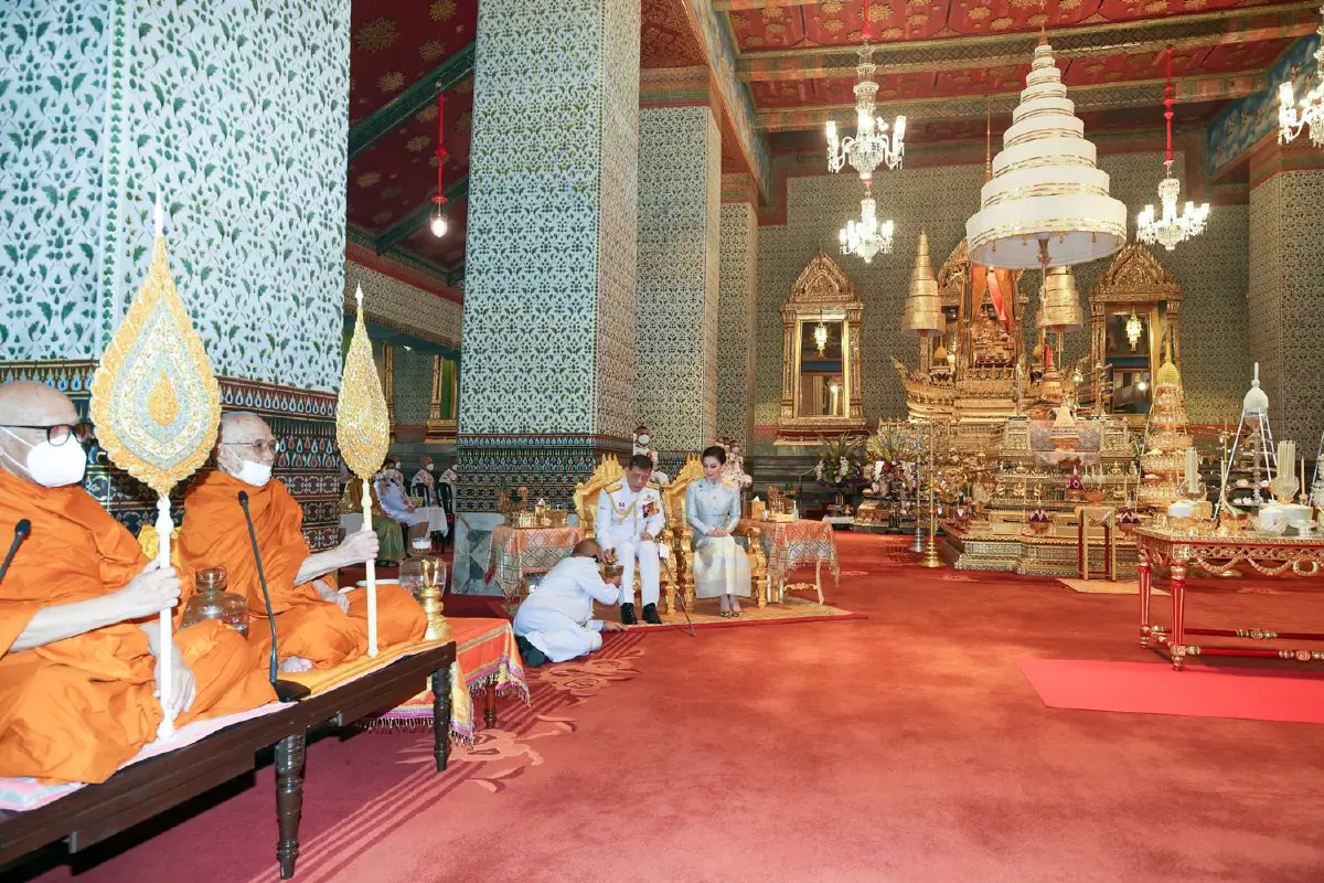 "ในหลวง-พระราชินี"เสด็จฯพระราชพิธีฉัตรมงคล 