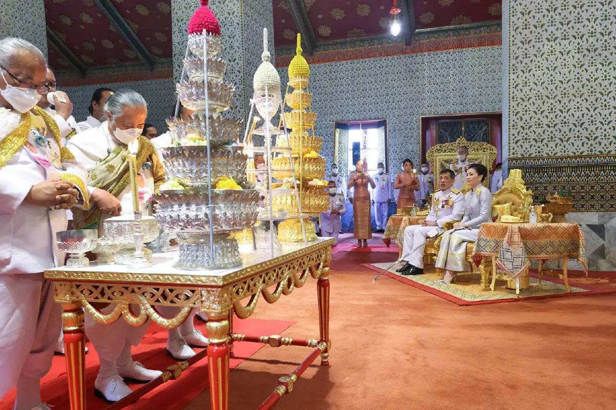 "ในหลวง-พระราชินี"เสด็จฯพระราชพิธีฉัตรมงคล 