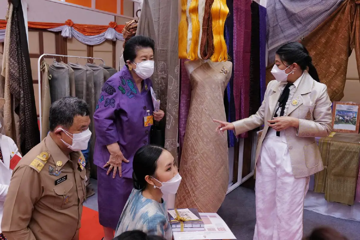 "พระองค์หญิง"พระราชทานคำแนะนำเพื่อยกระดับผลิตภัณฑ์ผ้าไทย
