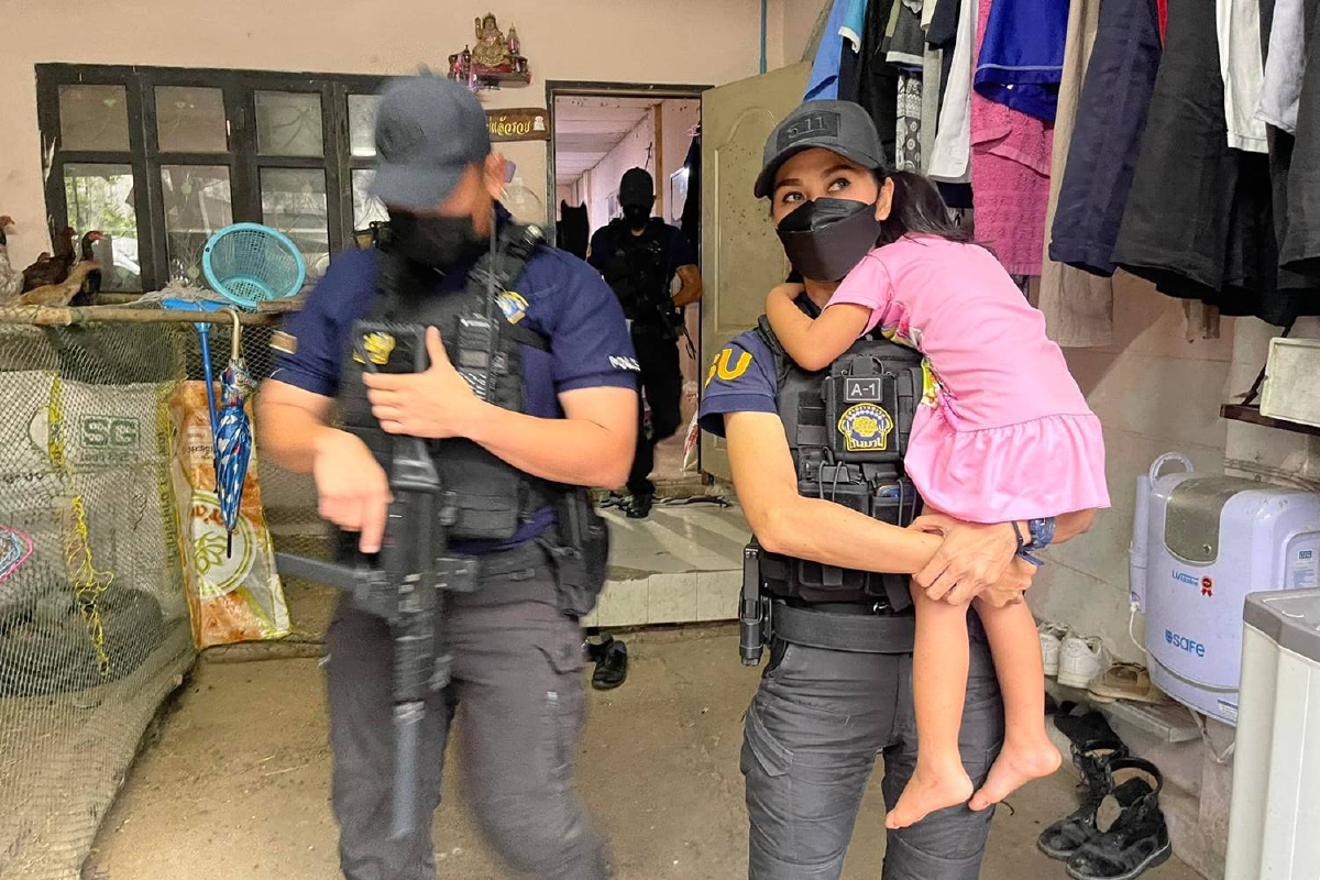 คนร้ายก็ต้องจับ! ลูกหลานผตห.ก็ต้องอุ้ม ตร.เปิดยุทธการเรือมนุษย์ คนร้ายก็ต้องจับ! ลูกหลานผตห.ก็ต้องอุ้ม ตร.เปิดยุทธการเรือมนุษย์