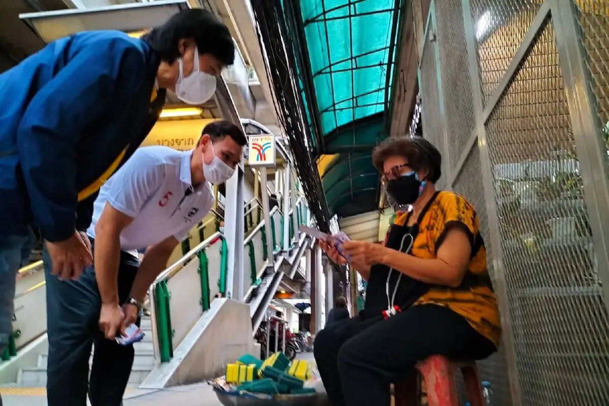 “ประภัสร์”ช่วยผู้สมัครส.ก.พระโขนงหาเสียง รับฟังปัญหาขยะ-โรงกลั่นกระทบชุมชน