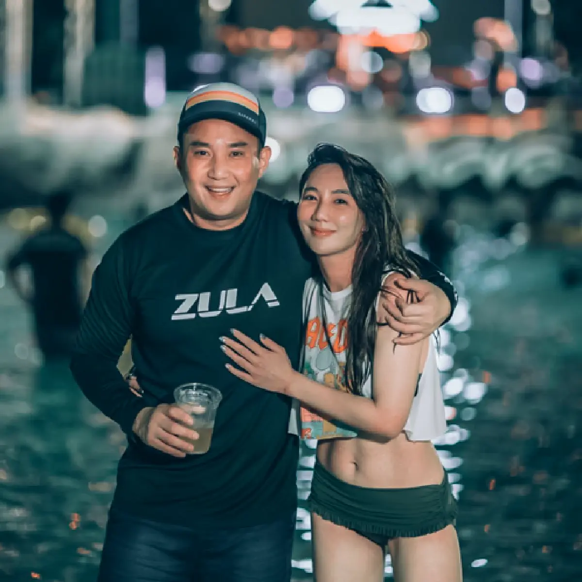 “เบนซ์ พริกไทย” ควง “ไฮโซปอ” ฟังดนตรีกลางสายฝน พร้อมแชะภาพยิ้มแย้มแจ่มใส