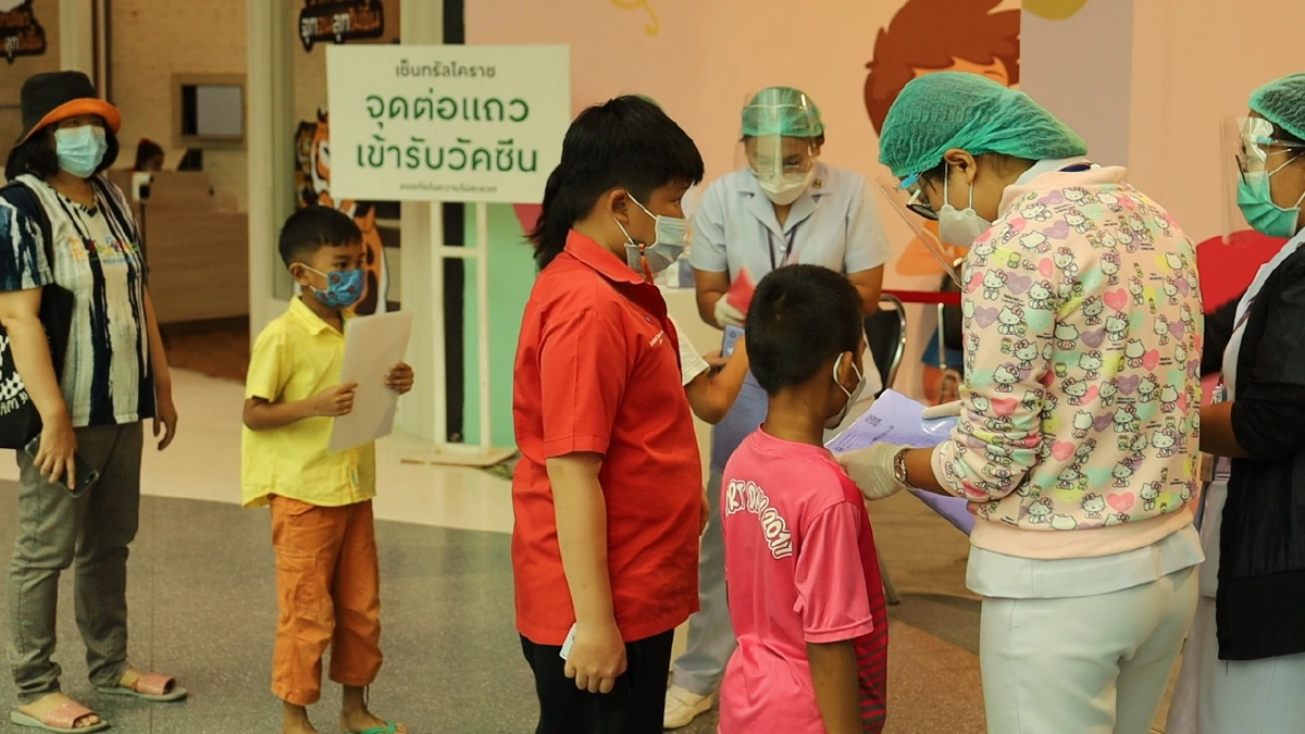 ผู้ปกครองนำลูกหลานมาฉีดวัคซีนโควิดก่อนเปิดเทอมคึกคัก