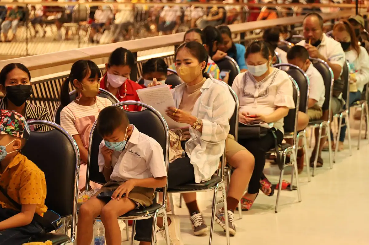 ผู้ปกครองนำลูกหลานมาฉีดวัคซีนโควิดก่อนเปิดเทอมคึกคัก